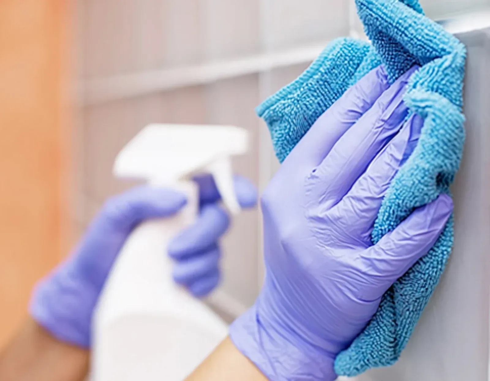 Detalle del equipo CleanBag limpiando una superficie con guantes y paño de microfibra